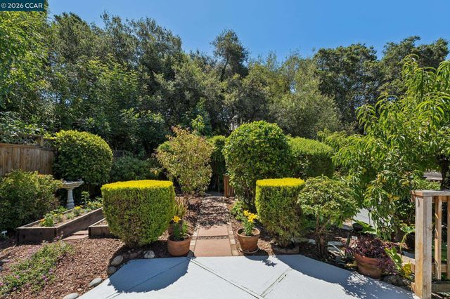 4034 Rusting Ave, Oakland, CA 94605