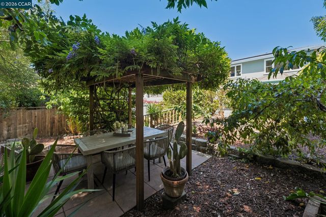 4034 Rusting Ave, Oakland, CA 94605