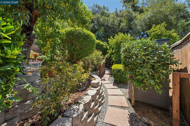 4034 Rusting Ave, Oakland, CA 94605