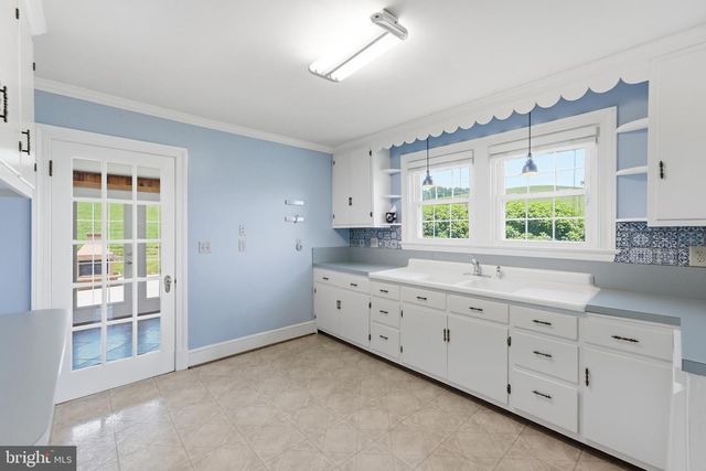 6117 S F T VALLEY RD, Etlan, VA 22719