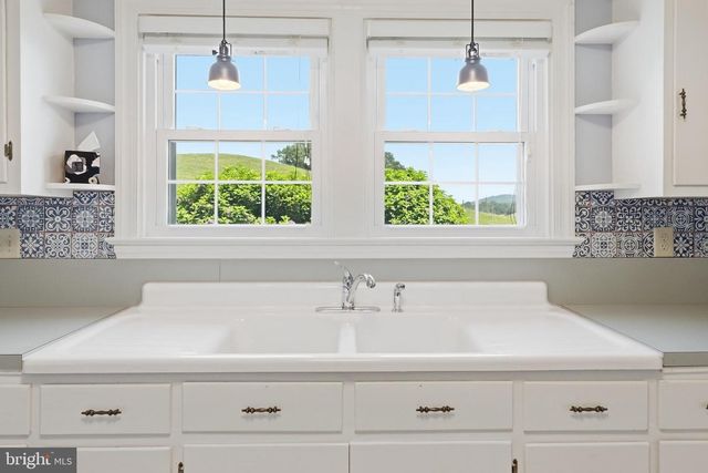 6117 S F T VALLEY RD, Etlan, VA 22719