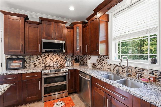429 Hunting Crest Court, Boiling Springs, SC 29316