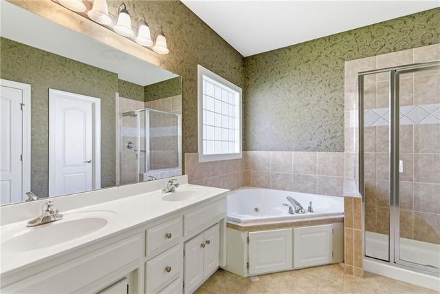 3008 SW 9TH Terrace, Lee's Summit, MO 64081