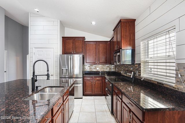 2712 Snapdragon Drive NW, Palm Bay, FL 32907