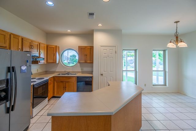 182 Glenvalley Cir, Bandera, TX 78003