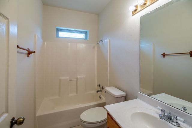 182 Glenvalley Cir, Bandera, TX 78003