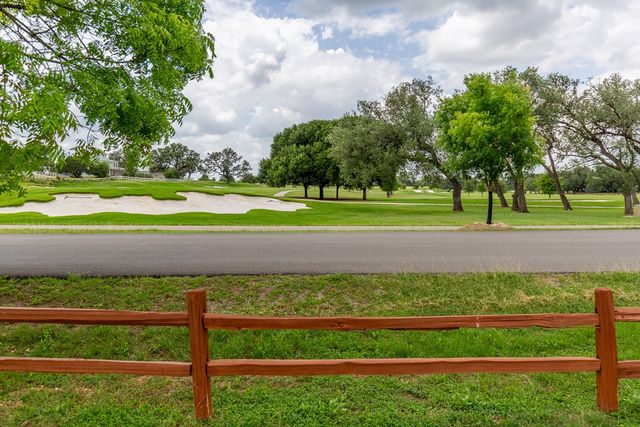 182 Glenvalley Cir, Bandera, TX 78003