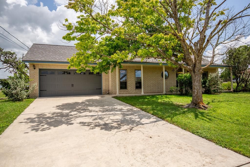 182 Glenvalley Cir, Bandera, TX 78003