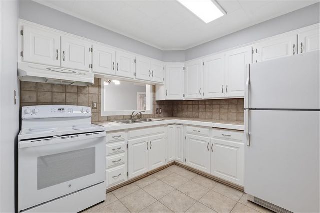 6717 W 79th Street, Overland Park, KS 66204