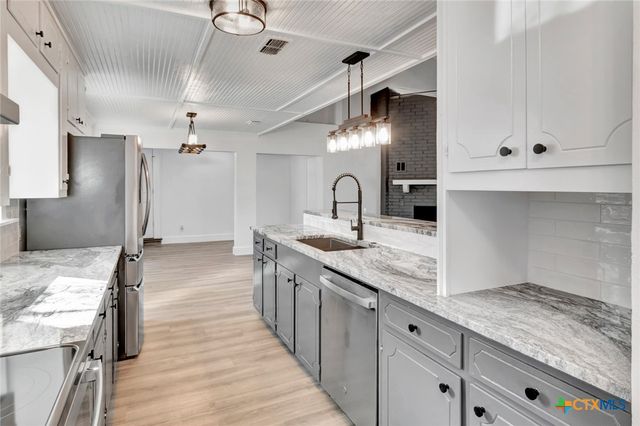 445 Lakeshore Drive, Victoria, TX 77905