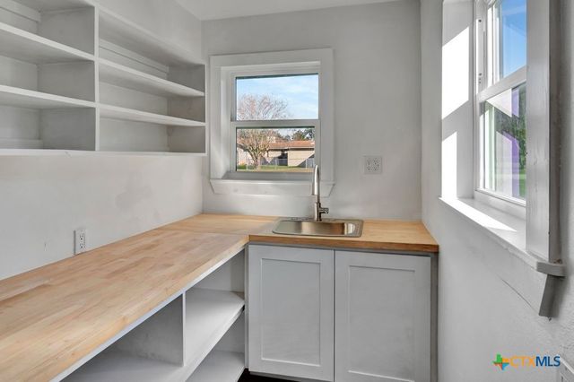 445 Lakeshore Drive, Victoria, TX 77905