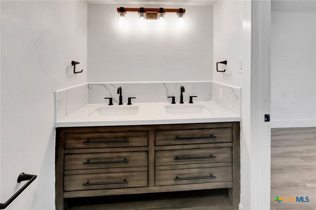 445 Lakeshore Drive, Victoria, TX 77905