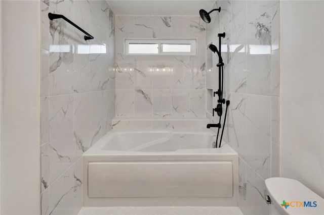 445 Lakeshore Drive, Victoria, TX 77905