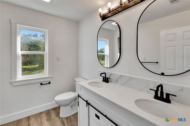 445 Lakeshore Drive, Victoria, TX 77905