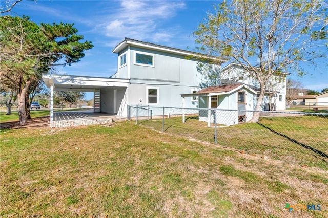 445 Lakeshore Drive, Victoria, TX 77905