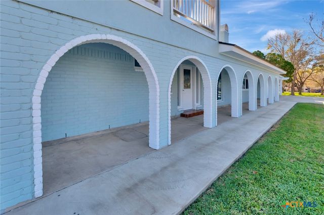 445 Lakeshore Drive, Victoria, TX 77905