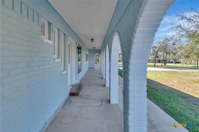 445 Lakeshore Drive, Victoria, TX 77905