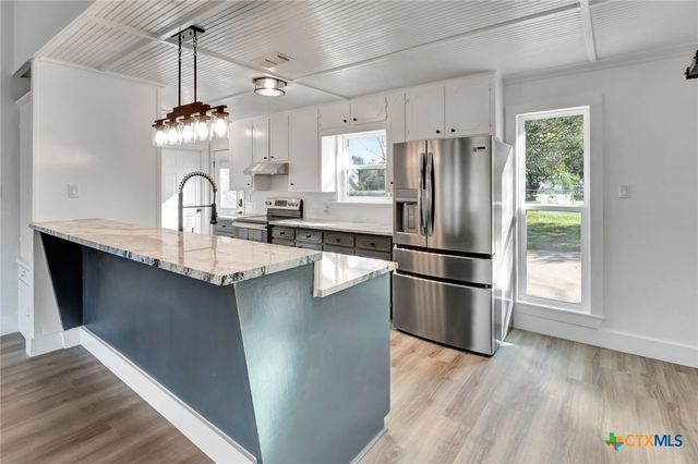 445 Lakeshore Drive, Victoria, TX 77905