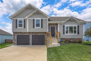 20700 Copper Creek Drive, Peculiar, MO 64078