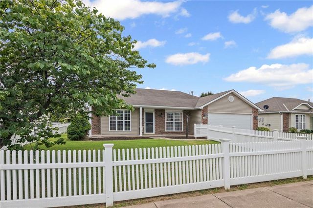 727 Country Lane, Raymore, MO 64083