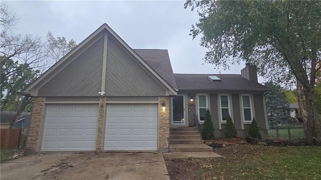 14014 S Cottonwood Drive, Olathe, KS 66062