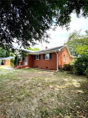 1863 Broadell Drive, Fayetteville, NC 28301