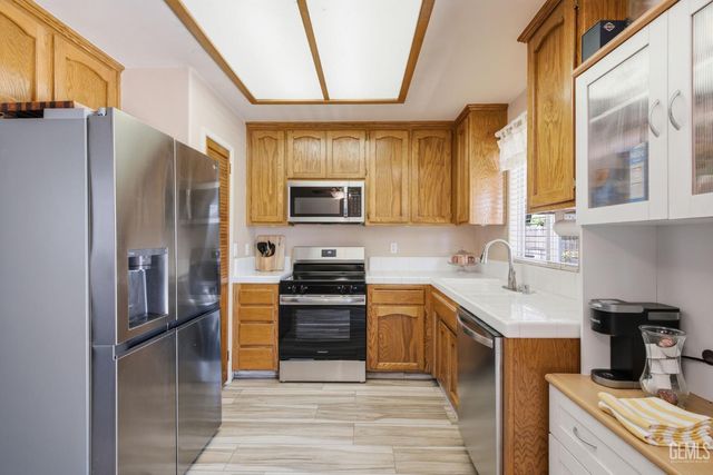 9115 Green Bank Street, Bakersfield, CA 93312