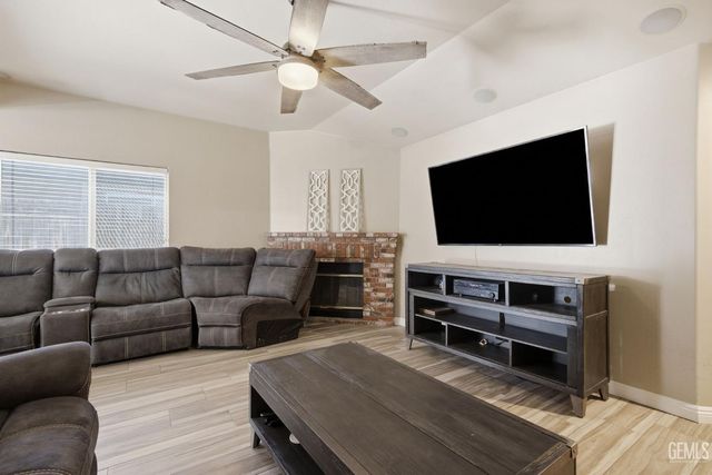 9115 Green Bank Street, Bakersfield, CA 93312