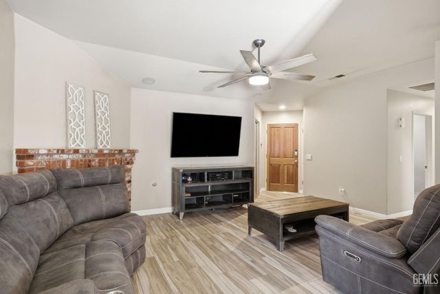 9115 Green Bank Street, Bakersfield, CA 93312