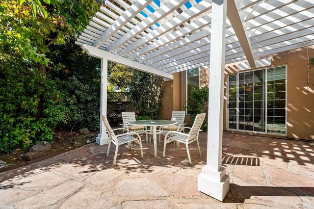 9 Emperor Ct, Napa, CA 94558