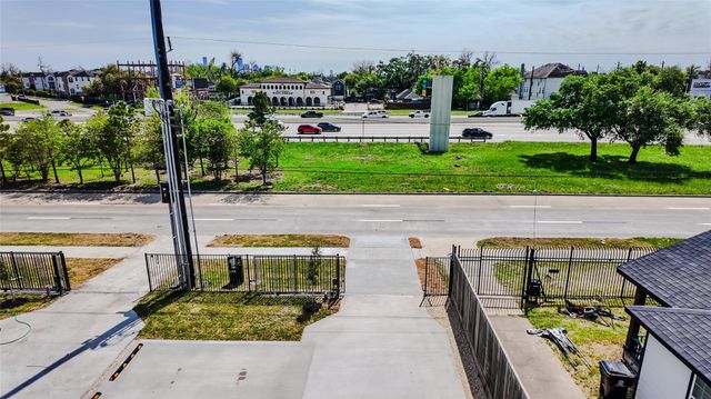 823 North Loop, Houston, TX 77022