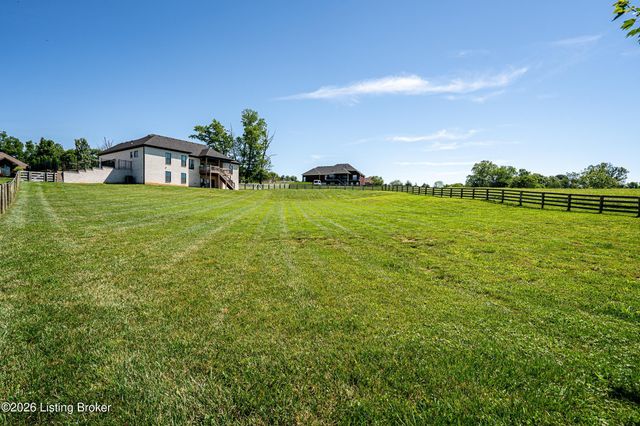 37 Landsdown Ct, Fisherville, KY 40023