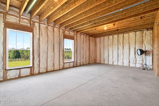 37 Landsdown Ct, Fisherville, KY 40023