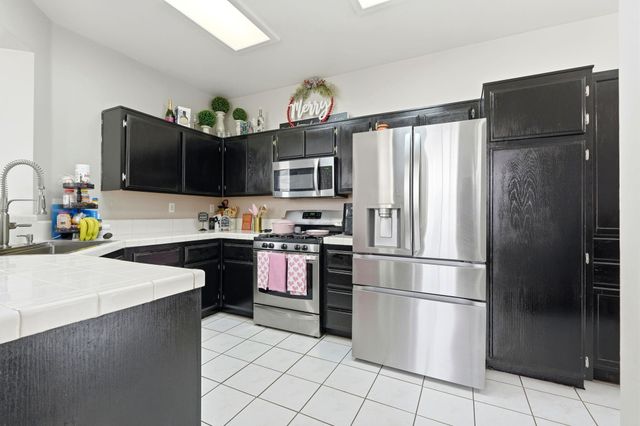 1865 W Wall Avenue, Porterville, CA 93257