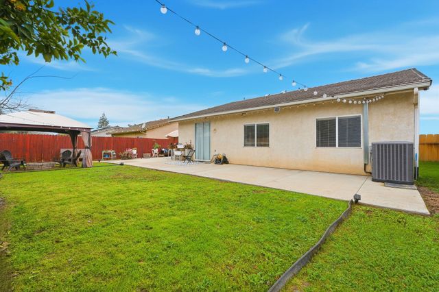 1865 W Wall Avenue, Porterville, CA 93257