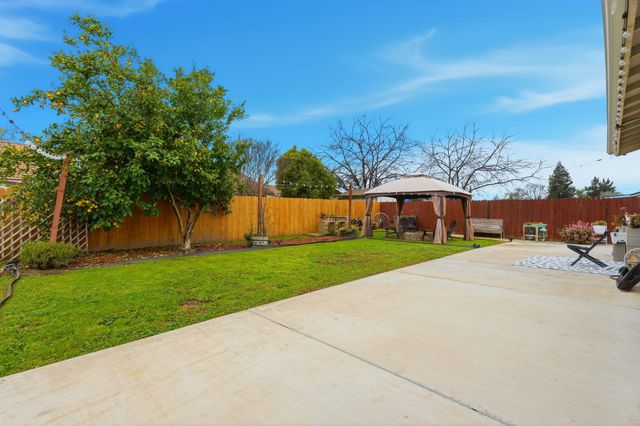 1865 W Wall Avenue, Porterville, CA 93257