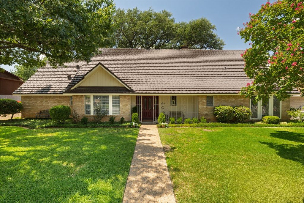 1404 Crowley Road, Arlington, TX 76012