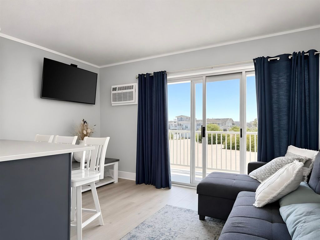 Image 6 of property listing at 933 Ocean Blvd # 102, Hampton, NH 03842