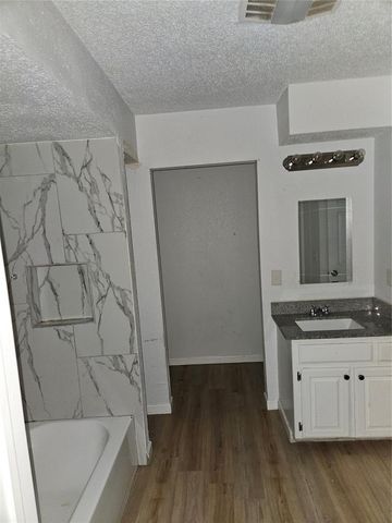 8220 NW 10th 18, Oklahoma City, OK 73127