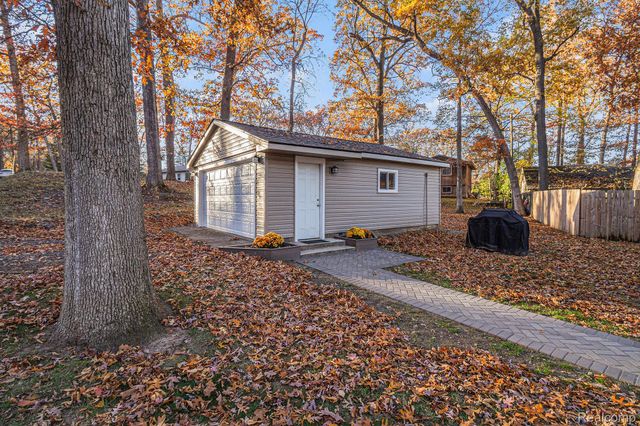 207 Woodbine Drive, Milford Charter Township, MI 48380