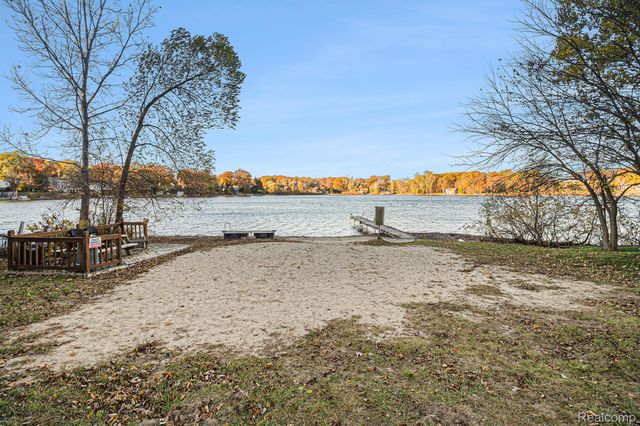 207 Woodbine Drive, Milford Charter Township, MI 48380