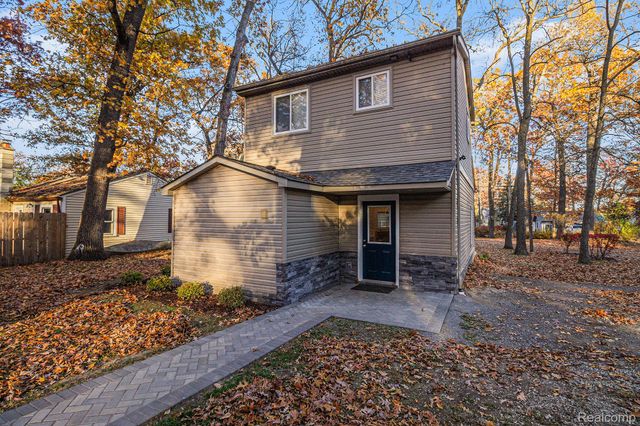 207 Woodbine Drive, Milford Charter Township, MI 48380