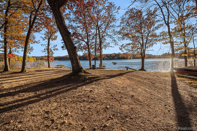 207 Woodbine Drive, Milford Charter Township, MI 48380