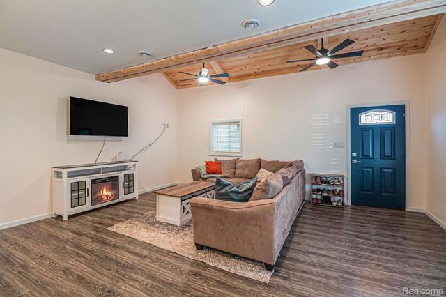 207 Woodbine Drive, Milford Charter Township, MI 48380