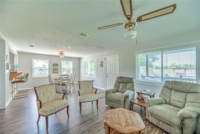 219 Lakeshore N, Onalaska, TX 77360