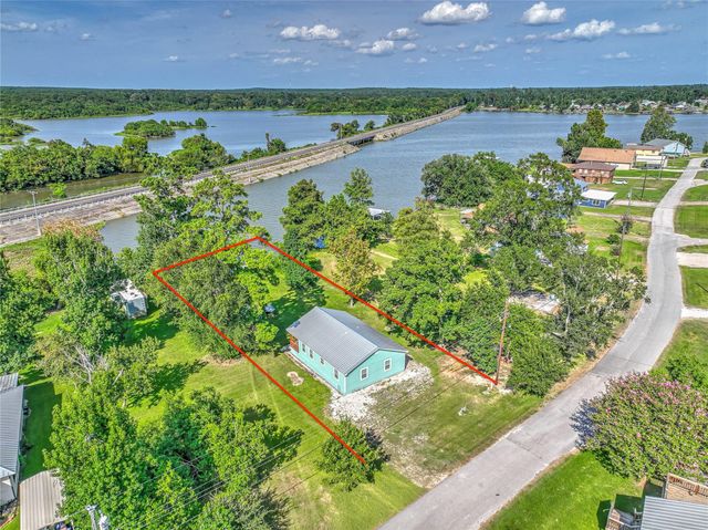 219 Lakeshore N, Onalaska, TX 77360