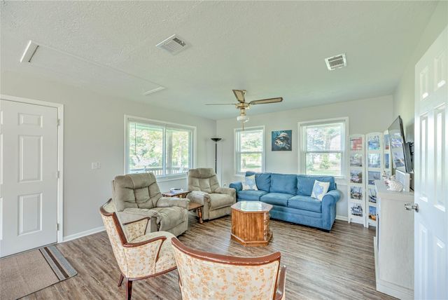 219 Lakeshore N, Onalaska, TX 77360
