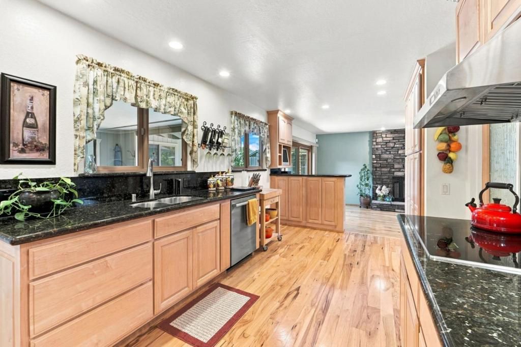 Image 7 of property listing at 17200 Oak Leaf Drive, Morgan Hill, CA 95037