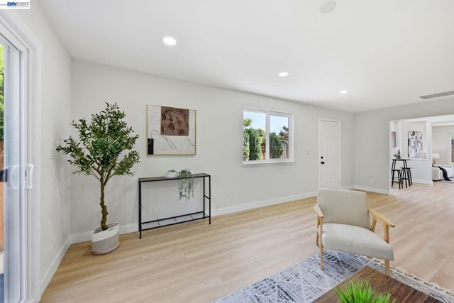 965 Collins Court, Hayward, CA 94544
