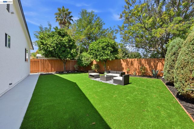 965 Collins Court, Hayward, CA 94544